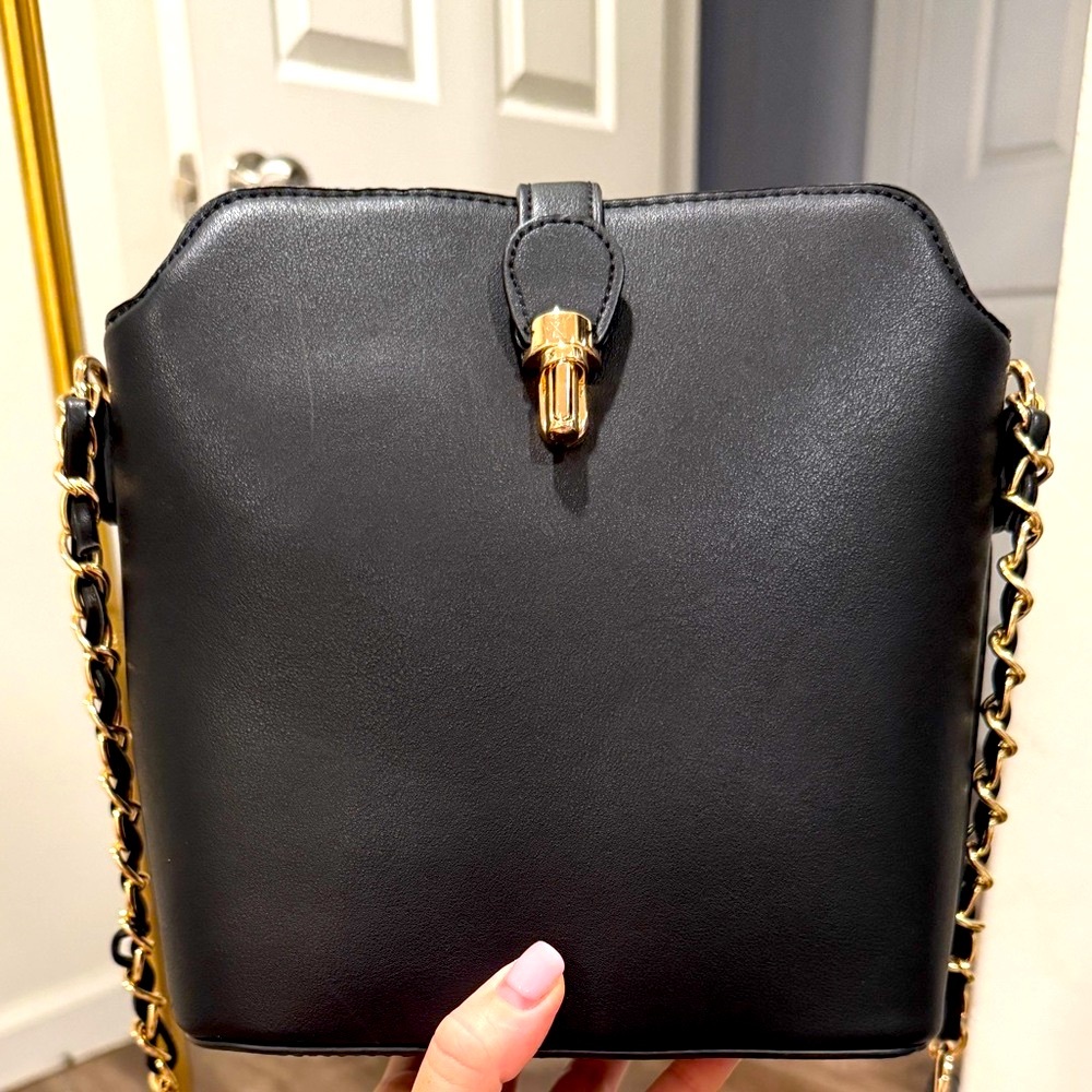 🖤 Black Faux Leather Crossbody with Gold Chain Strap – New